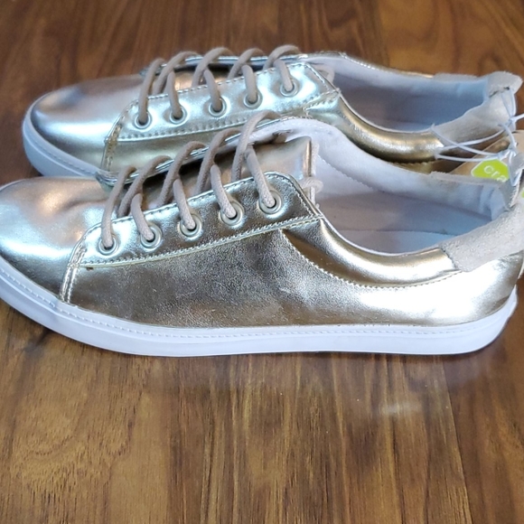 SHOES - Picture 3 of 7